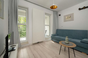 Elegancki Apartament z Parkingiem i Umeblowanym Balkonem we Wrocławiu by Noclegi Renters